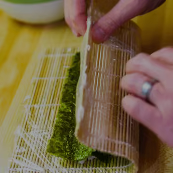 Enrollado de sushi sobre esterilla con nori
