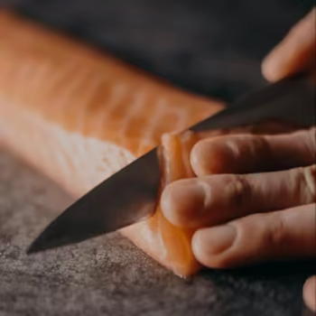 Corte de salmón para sushi