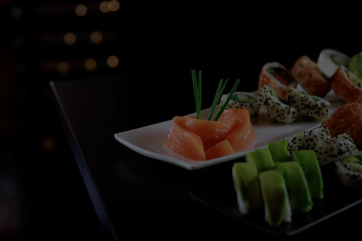 Mesa con una tabla de sushi y rolls